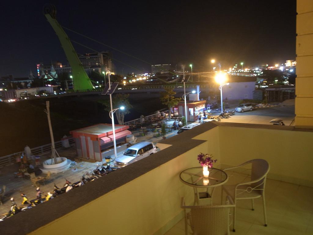 K9 Riverside Hotel Phnom Penh Exterior photo