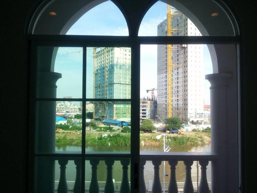 K9 Riverside Hotel Phnom Penh Exterior photo