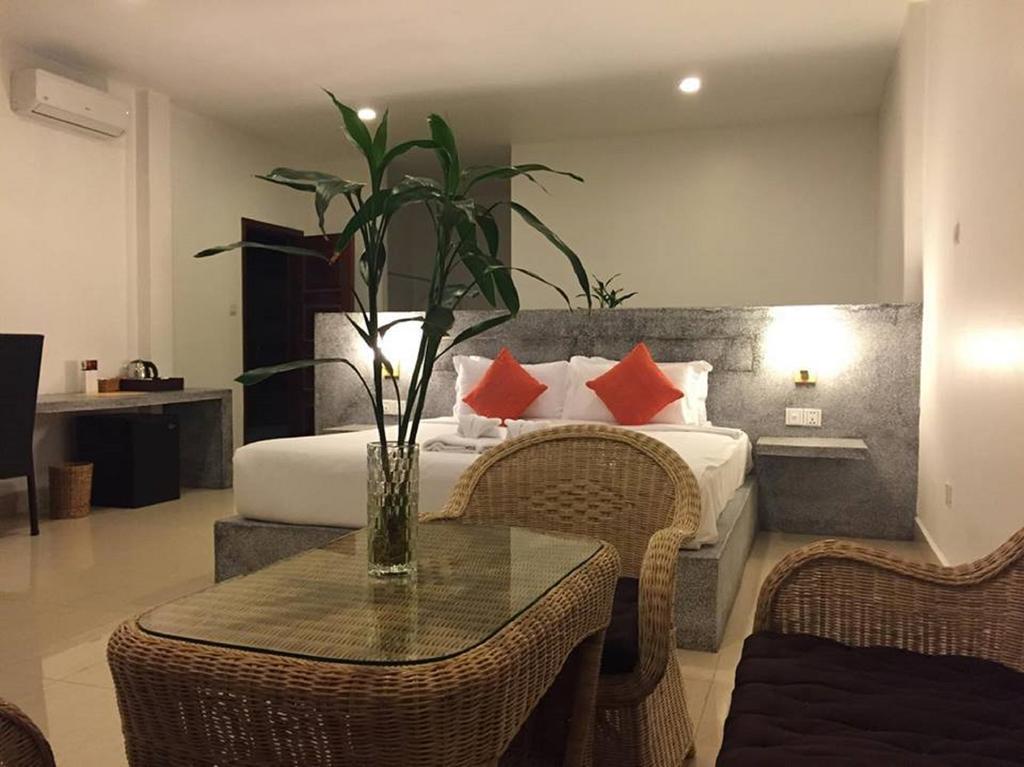 K9 Riverside Hotel Phnom Penh Exterior photo